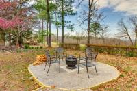 Hot Tub + Deck: 'Holiday Island Fairway Estate’ - Chambres d'hôtes Holiday Island