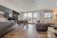 Shoreline Suite by Grandeur Property - Bed and Breakfast