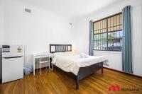 B&B Sídney - MetaWise Parramatta Cozy Room with Furniture WIFI - Bed and Breakfast Sídney