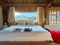 Zimmer mit Kingsize-Bett und Bergblick