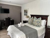 Zimmer mit Queensize-Bett und Poolblick