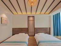 Twin room with tatami 