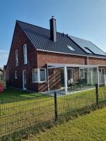 B&B Butjadingen - Ferienhaus Nordlicht mit Spielturm und eingezäunten Garten! - Bed and Breakfast Butjadingen