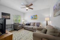 Great Two Bedroom w off Street Parking to Explore the City Close to Downtown Airport Ballparks - B&B
