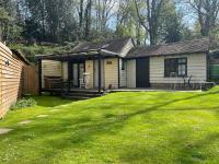 B&B Chorleywood - Muntjac Lodge, a cabin in heart of Chorleywood - Bed and Breakfast Chorleywood