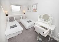 Sandmartin - Top Floor 3-Bed Apartment Sea Views & Parking - Bed and Breakfast Scarborough