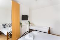 Deze driepersoonskamer heeft een gedeelde badkamer.