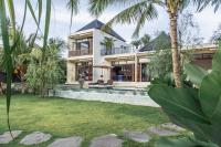 Spacious and Luxury Modern Villa with Huge Garden and Pool - Bed and Breakfast Ubud