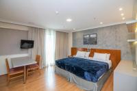 Suite con cama extragrande y vistas a la piscina