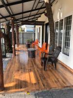 Zimmer mit Kingsize-Bett und Meerblick