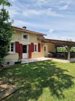 Maison superbe sur 2 étages avec piscine - Bed and Breakfast Celles