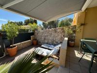 Confortable T2 vue mer avec terrasse aménagée et parking privé, plage et port à pied - Chambres d'hôtes Sanary-sur-Mer