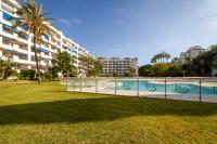 MARBELLA BANUS SUITES - Banús - Terrazas de Banús Urb- Premium 2BR - 2BA - Redecorated - Brand-New Furniture - Outdoor Terrace - Heart of Puerto Banús - Steps from Marina, Beach & El Corte Ing Luxury Shopping - Pools & Garden Solarium- Ideal for Families - Chambres d'hôtes Marbella
