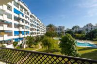 MARBELLA BANUS SUITES - Banús - Terrazas de Banús Urb- Premium 2BR - 2BA - Redecorated - Brand-New Furniture - Outdoor Terrace - Heart of Puerto Banús - Steps from Marina, Beach & El Corte Ing Luxury Shopping - Pools & Garden Solarium- Ideal for Families - Chambres d'hôtes Marbella
