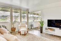 Hilo Apartment with Lanai - 2 Mi to Beaches! - B&B