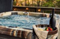 LUX Indoor POOL Cabin GameRoom Theatre & Hot Tub! - Milas Mountain Oasis - B&B