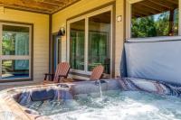LUX Indoor POOL Cabin GameRoom Theatre & Hot Tub! - Milas Mountain Oasis - Chambres d'hôtes Sevierville