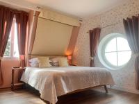 Habitación con cama grande