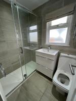 141 -Two bed Chalet on Sunbeach Holiday Park - Sleeps 6, pet friendly, FREE pool and entertainment passes included - plus WiFi with bedding and towels included - only 300m from the beach! - B&B Scratby