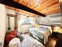 B&B Big Bear City - Cozy Cabin near Resorts and The Village +Mtn views - Bed and Breakfast Big Bear City