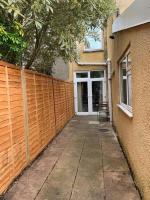 Central 2 bed flat with off street-parking - B&B