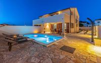 Stylish Villa Belaj with pool, sauna, jacuzzi and sea view by WiiBuk - Ferienwohnung