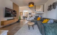 Stylish Villa Belaj with pool, sauna, jacuzzi and sea view by WiiBuk - Chambres d'hôtes Vodnjan