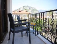 Zimmer mit Kingsize-Bett und Balkon