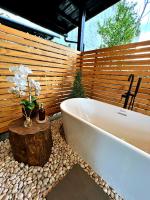 Cozy Tiny Home with Outdoor Hot Tub in City Center - Chambres d'hôtes Davao