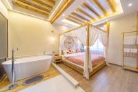Bathtub King Room