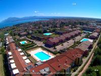 Apartment with Pool View