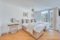 B&B Milton Keynes - Stunning City Centre Apartment with Balcony, Free Parking, Fast Wifi and SmartTVs by Yoko Property - Bed and Breakfast Milton Keynes