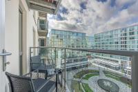 Stunning City Centre Apartment with Balcony, Free Parking, Fast Wifi and SmartTVs by Yoko Property - Ferienwohnung