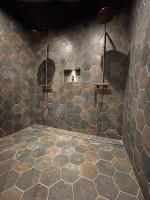 Habitación con cama grande y bañera de hidromasaje