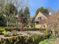 The Cruck Barn, cosy rural escape near The Peak District - Bed and Breakfast