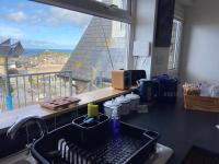 THE PENTHOUSE Top Floor Apartment with Bay Views, Large Balcony & Onsite Parking - B&B Saint Ives