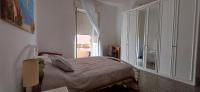 Zimmer mit Kingsize-Bett und Balkon