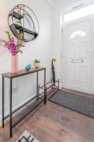 Modern family home w/Wi-Fi, Netflix, self check-in - B&B