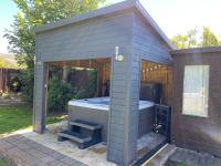 BeRo Bungalow with a hot tub & a large garden! - B&B Withernsea