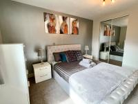Bright & Spacious-Secured flat near slough station - B&B