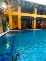 Queen Suite with Pool View