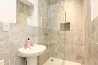 Spacious Ensuite Room with Charming Bay Window - B&B