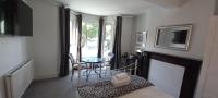 Spacious Ensuite Room with Charming Bay Window - B&B