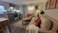 The Den, 2 mins Chelt High Street, John Lewis etc - B&B Cheltenham