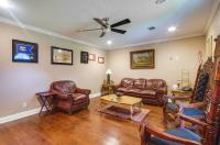 Homey Greenwood Getaway with Patio and Backyard - Ferienwohnung