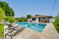 Walk to Beach Getaway with Pool in Naples! - B&B
