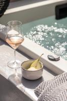 The sand City apartment with Outdoor Hot Tub - Chambres d'hôtes Agios Nikolaos