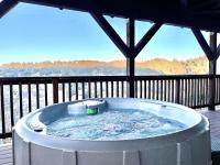 NEW & Luxurious House, hot tub & amazing views - B&B Lake Arrowhead