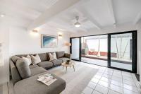Villa One - Immaculate Townhouse on Noosa Parade - B&B