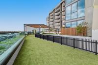 Generous 2-Bed Apartment with Great Amenities - Ferienwohnung